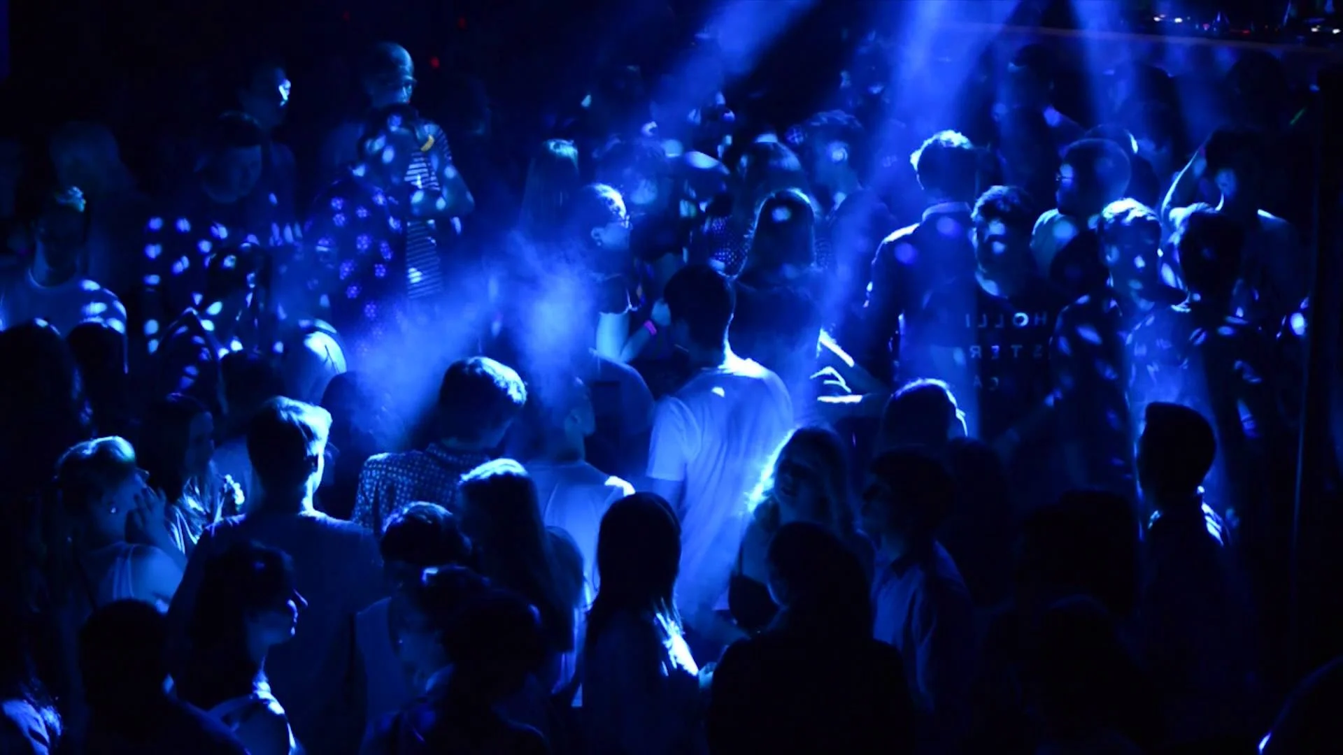 Multitud disfrutando un evento en vivo con luces azules